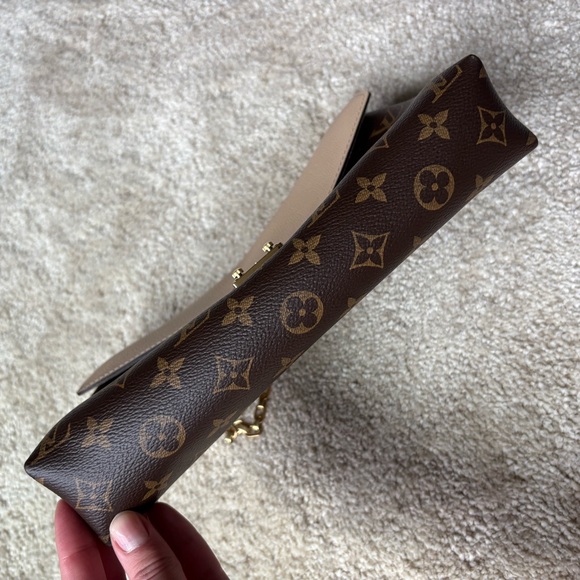 ✨GENUINE✨ LOUIS VUITTON Monogram Pallas Chain (Gold) in Crème - Picture 4 of 10